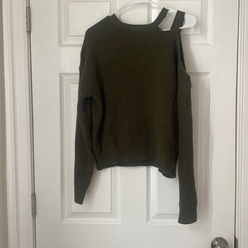Olive green, cut out shoulder flutter
